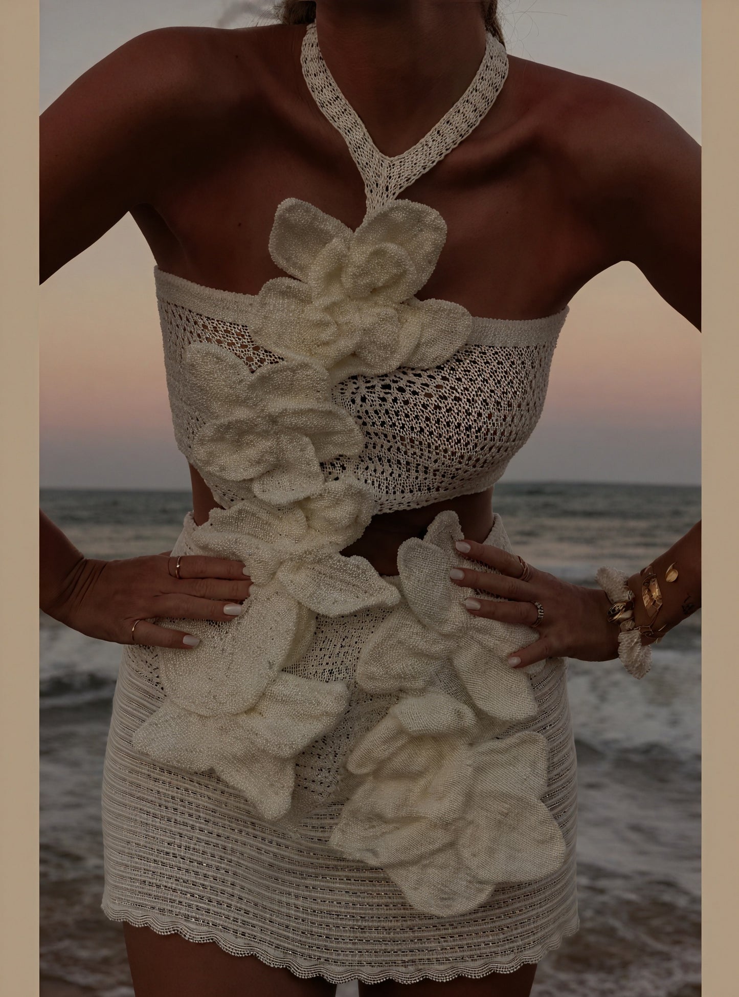 Gehäkeltes Mini-Kleid - Blumenapplikationen