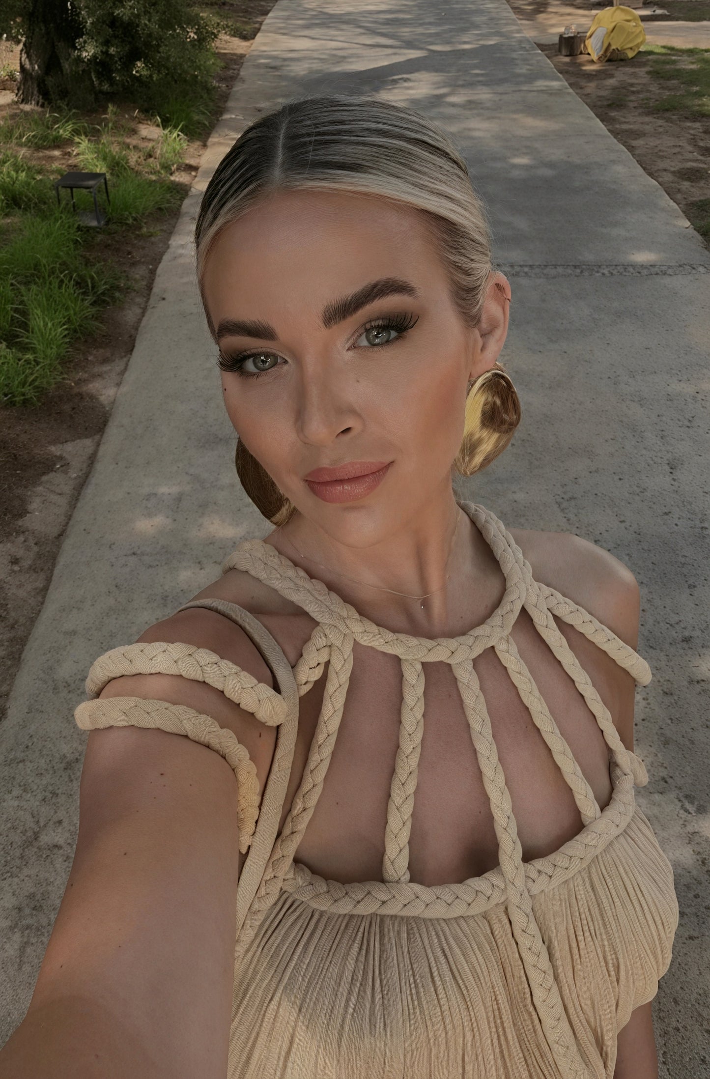 Anmutiges Kleid mit besonderem Detail