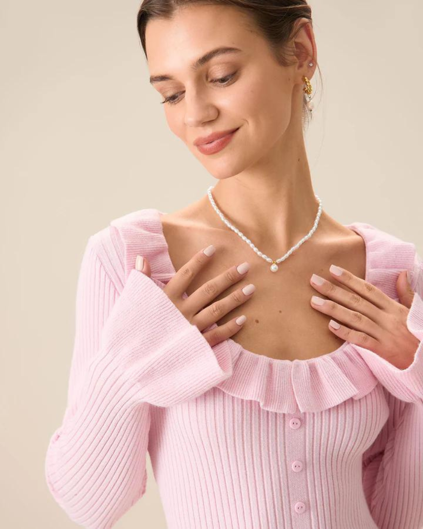 Anmutiges Kleid mit zarten Rüschen und verspielten Ärmeln