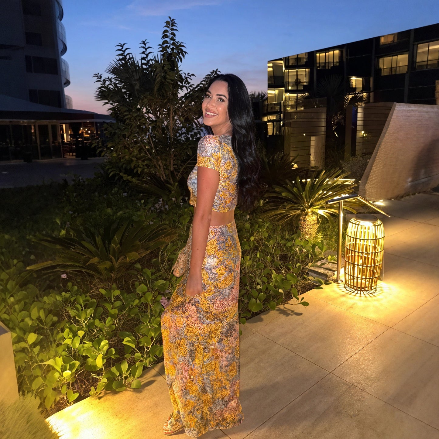 Damen Zweiteiler Set – Blumenprint Crop Top & Fließender Maxirock-83559-298a897d-d632-458c-9cde-7aad8796bb4e