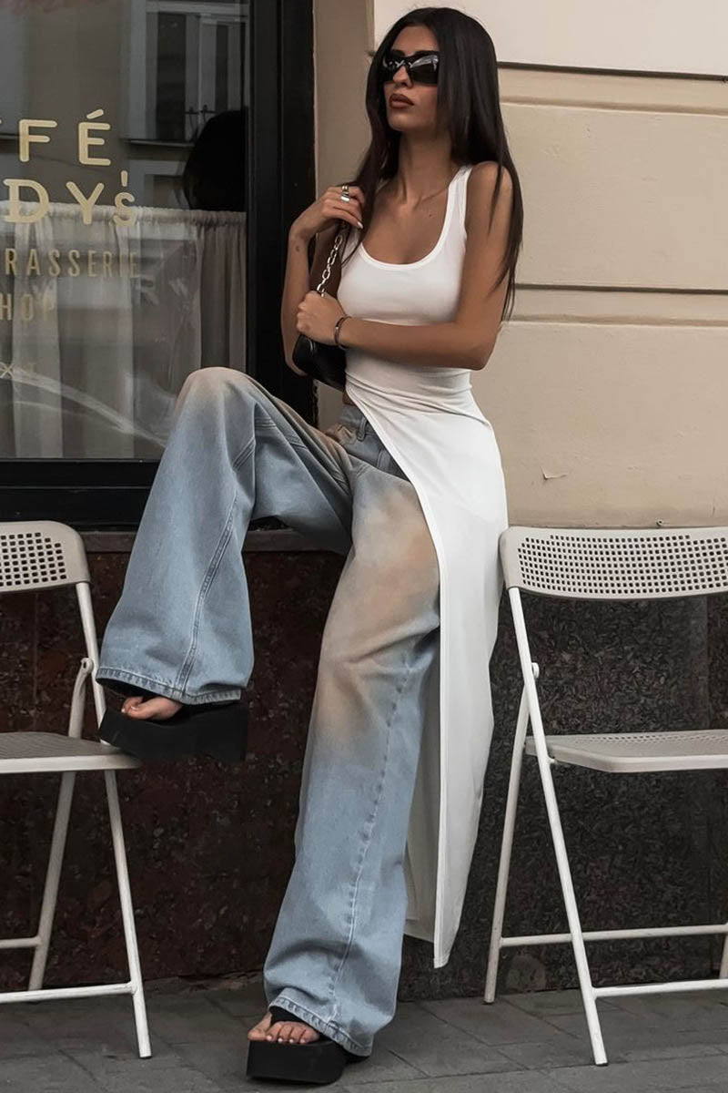 Figurbetontes Top mit hohem Schlitz