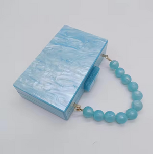 Clutch mit Perlenhenkel & Marmor-Effekt