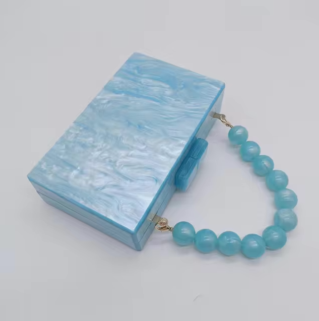 Clutch mit Perlenhenkel & Marmor-Effekt