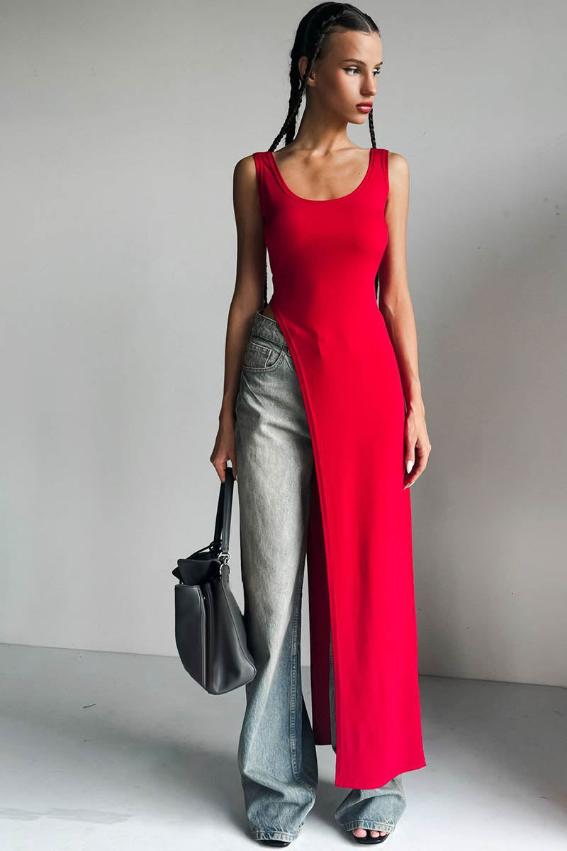 Figurbetontes Top mit hohem Schlitz