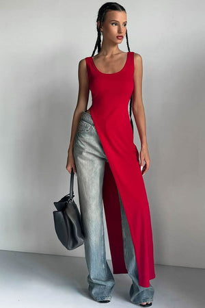 Figurbetontes Top mit hohem Schlitz