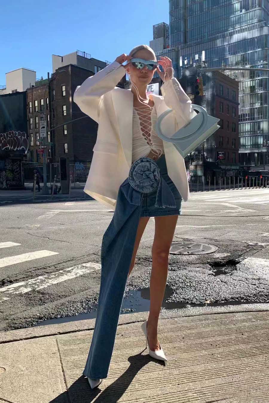 Denim Minirock mit skulpturaler Blume