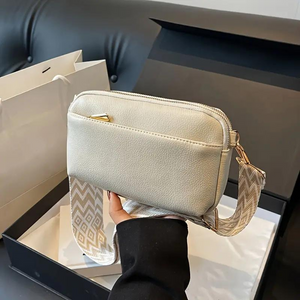 Crossbody Tasche mit Musterriemen & Gold