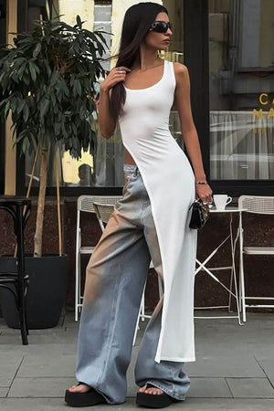 Figurbetontes Top mit hohem Schlitz