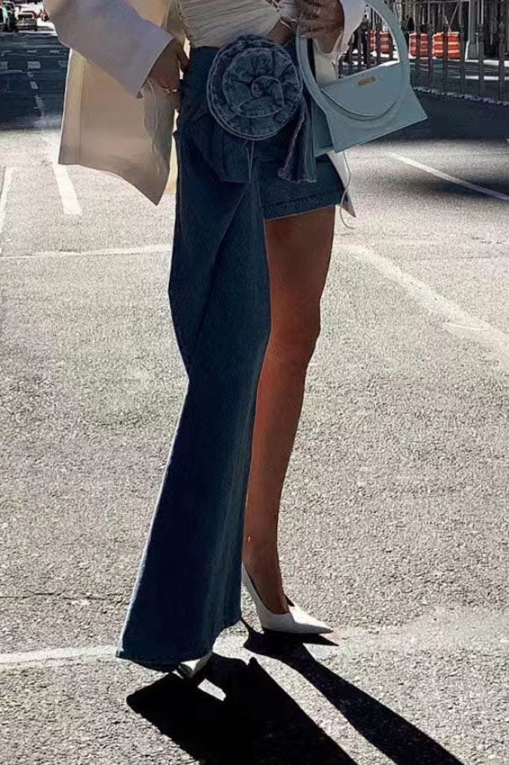 Denim Minirock mit skulpturaler Blume