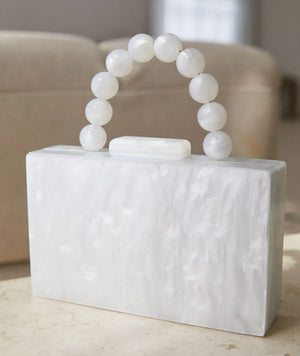 Clutch mit Perlenhenkel & Marmor-Effekt