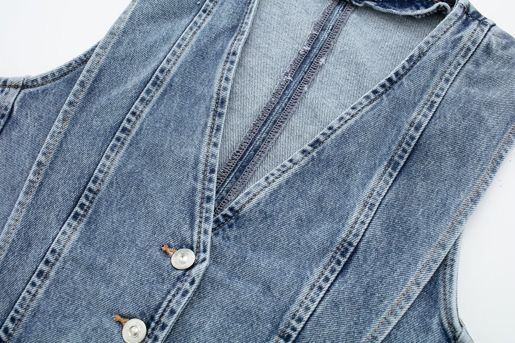 Figurbetonte Jeansweste mit Knopfleiste