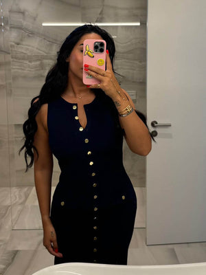 Figurbetontes Strickkleid mit goldenen Knöpfen