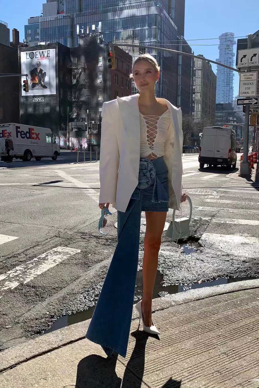 Denim Minirock mit skulpturaler Blume