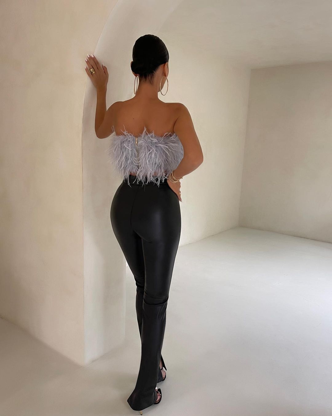 Federbesetztes Bandeau-Top für den Abend