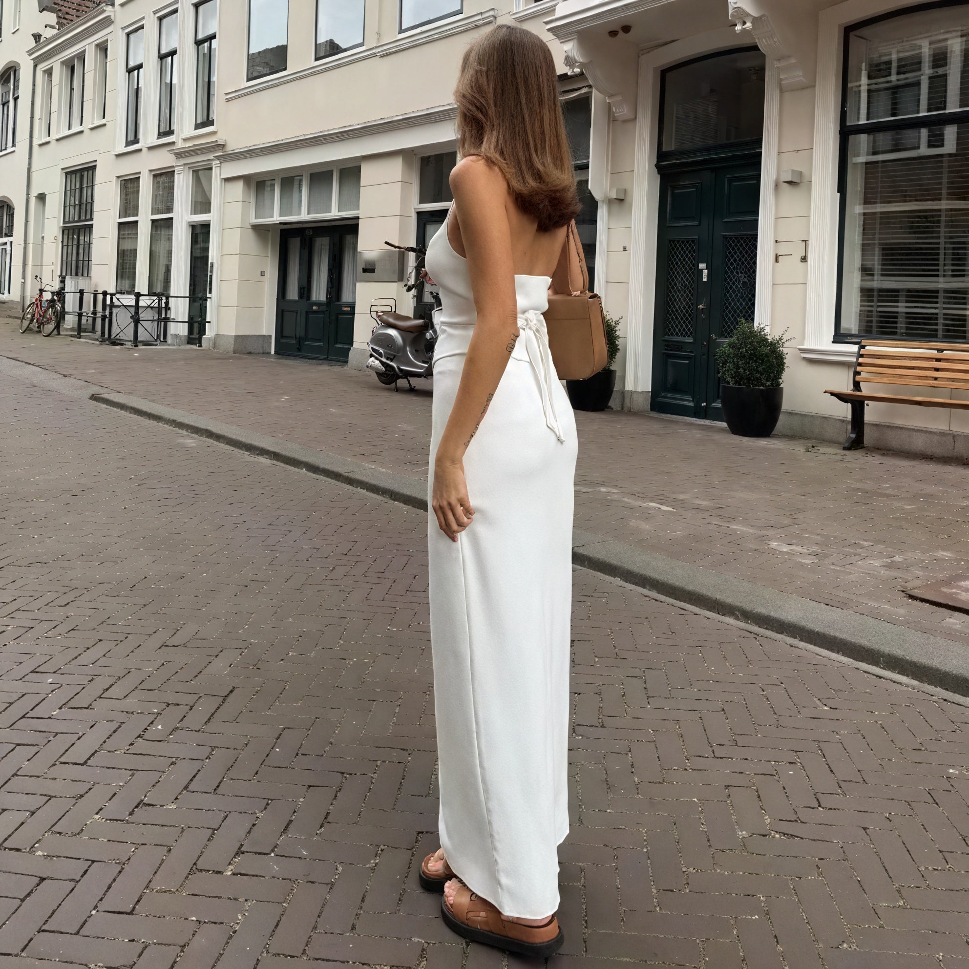 Minimalistischer Zweiteiler mit Halterneck-Top