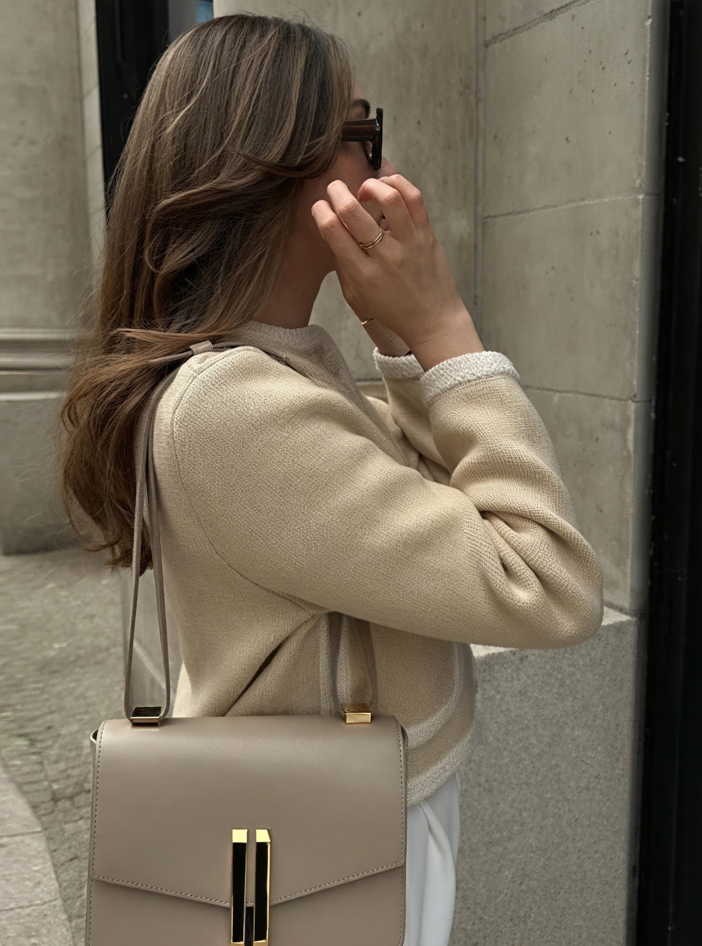 Klassische Strickjacke mit Zierknöpfen