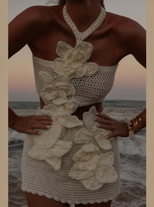 Gehäkeltes Mini-Kleid - Blumenapplikationen