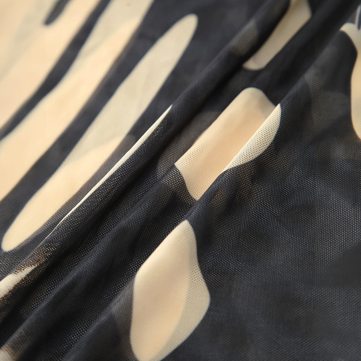 Abstraktes Maxikleid mit Keyhole Detail