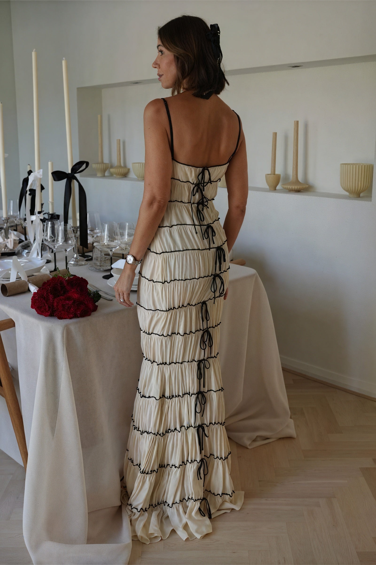 Elegantes Stufenkleid mit Schleifen - Creme