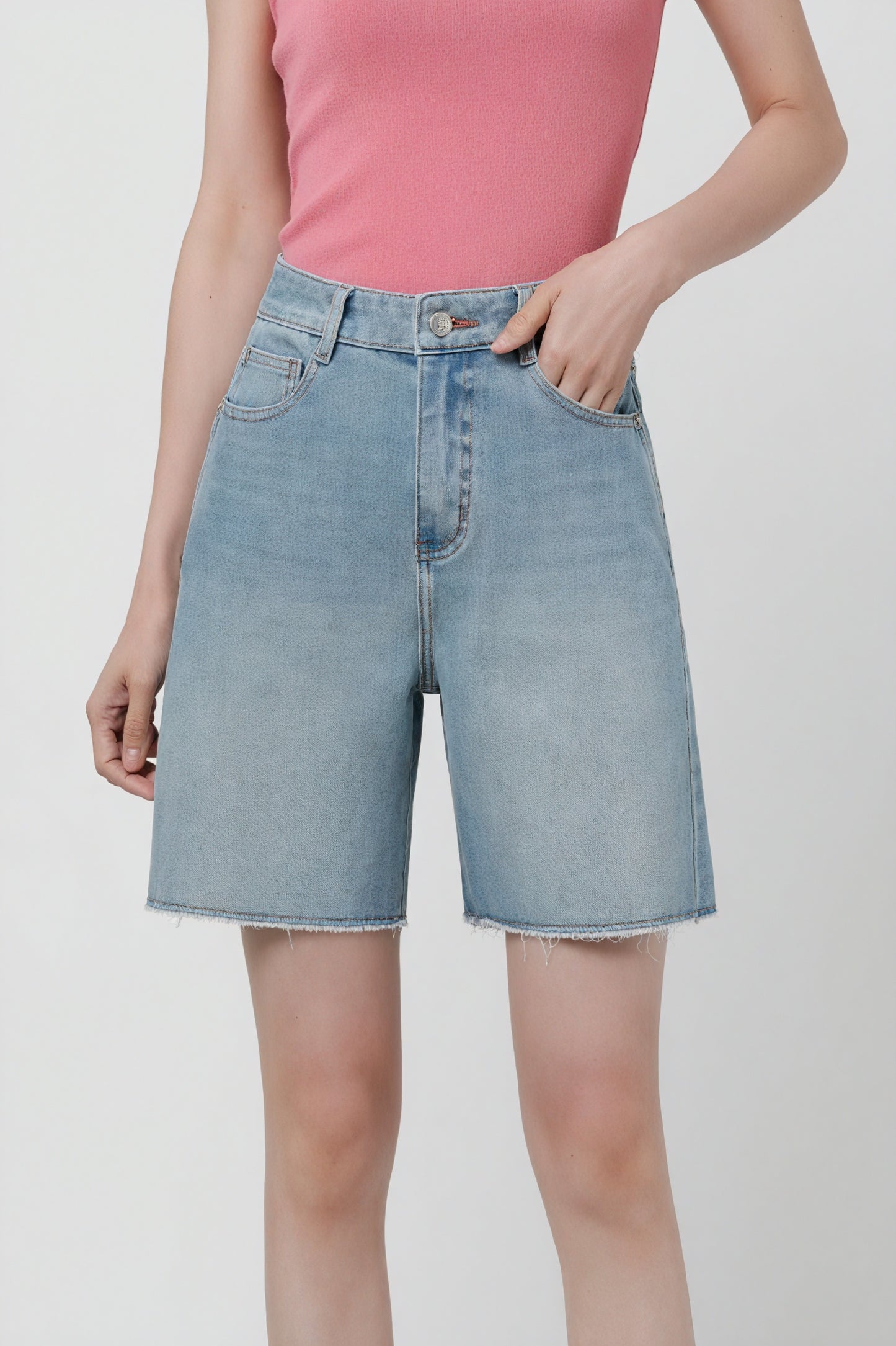 Denim Shorts - Gerader Schnitt, Helle Waschung