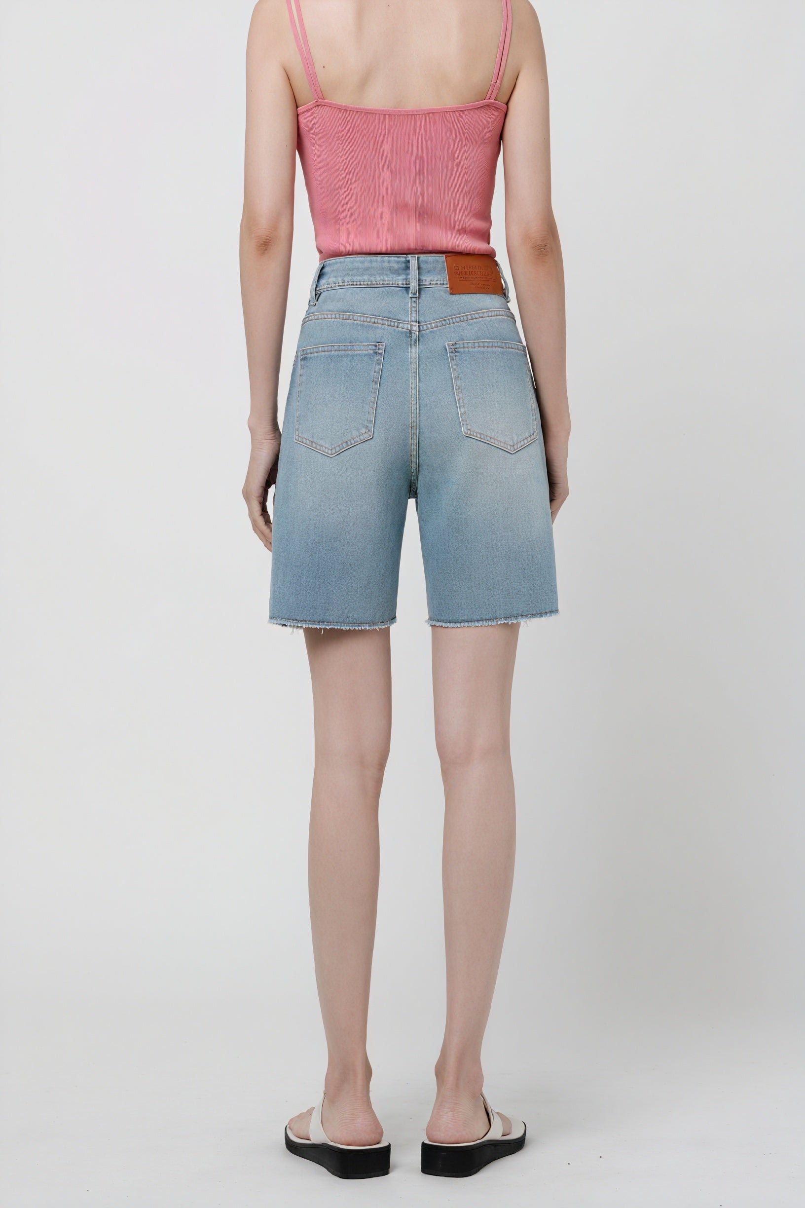 Denim Shorts - Gerader Schnitt, Helle Waschung