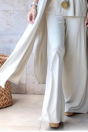 Fließender Hosenanzug mit weitem Bein