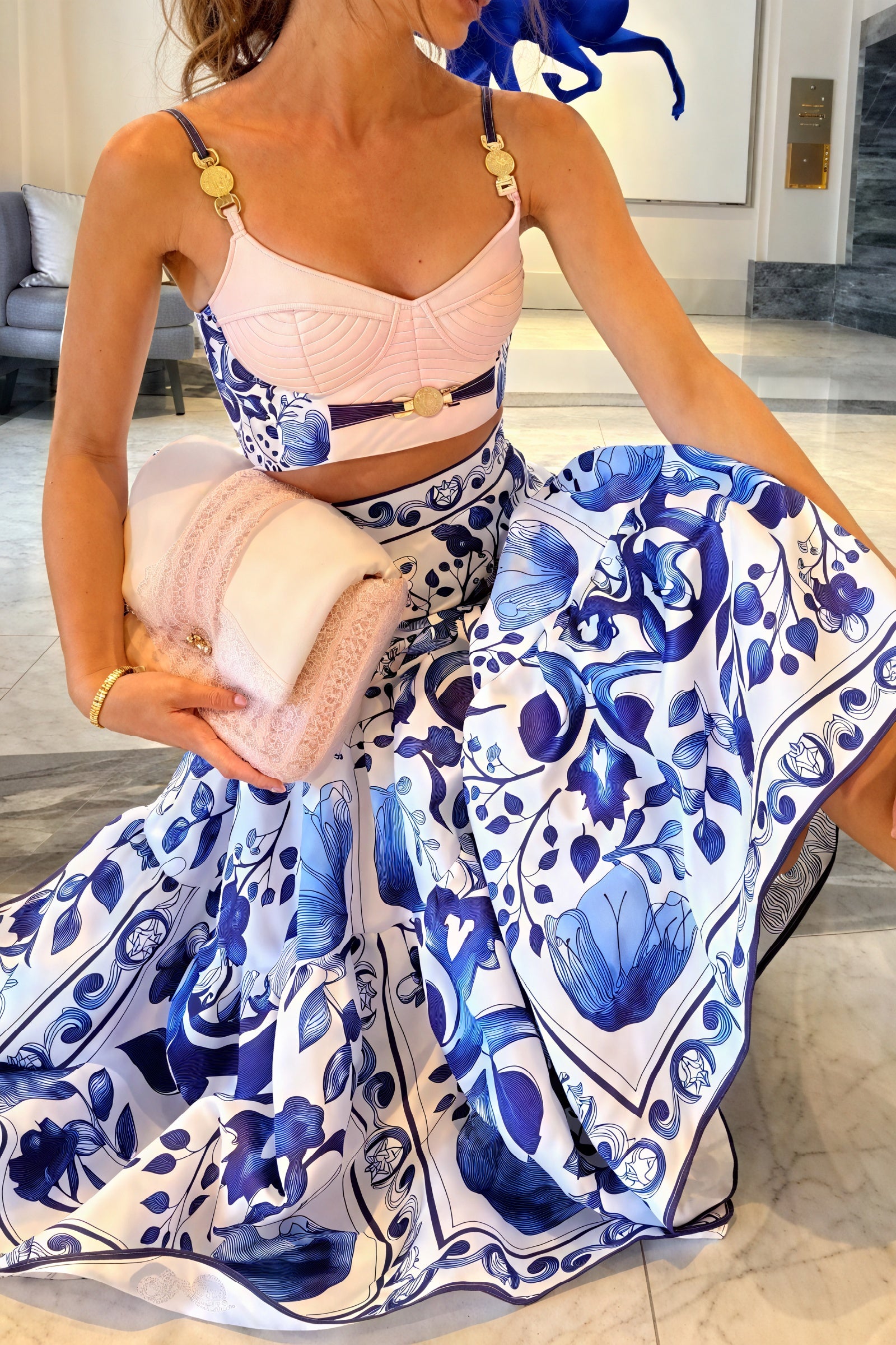 Blumenmuster Set - Golddetails & Midi-Rock