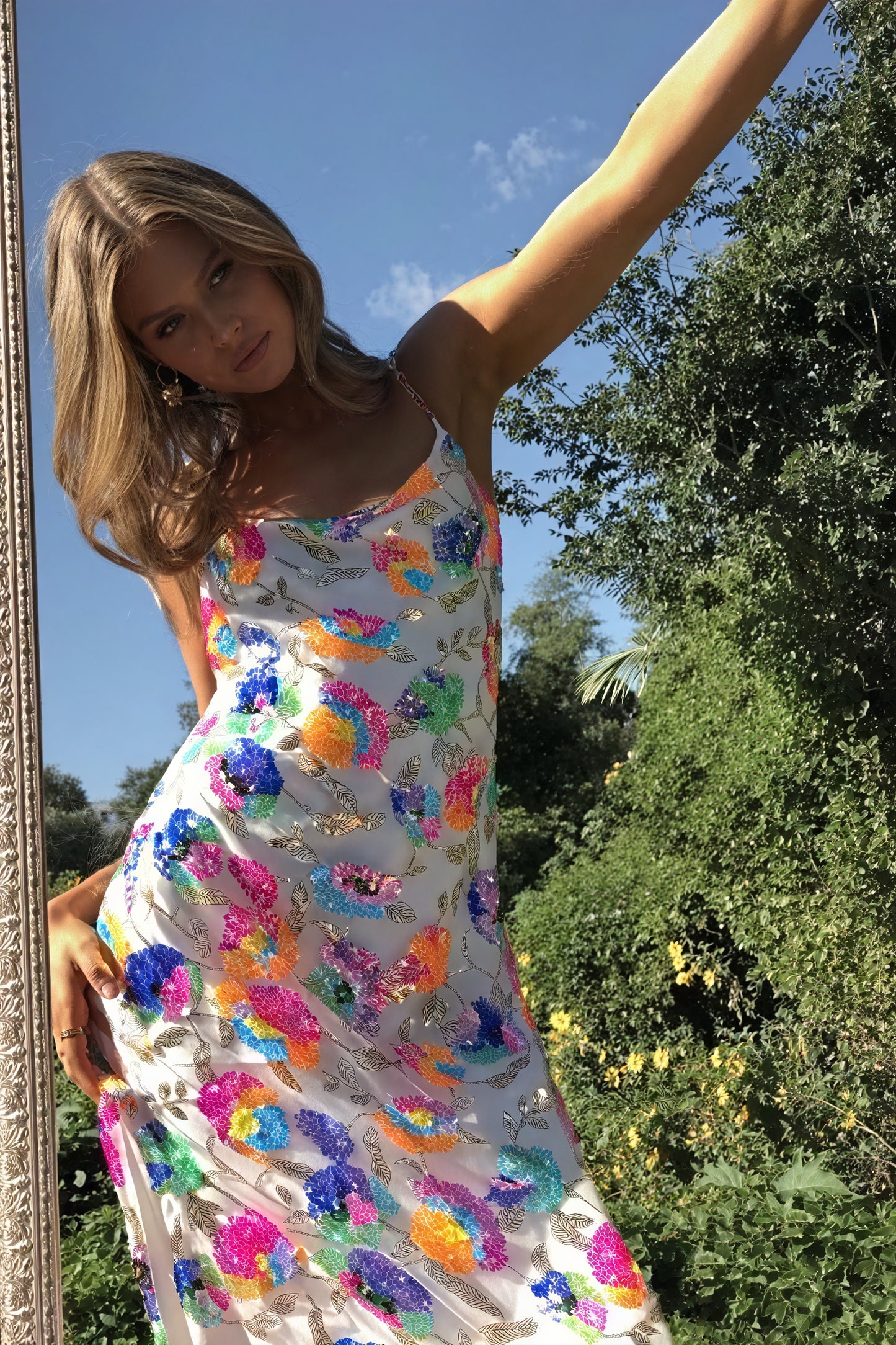 Maxikleid mit floralem Druck und offenem Rücken