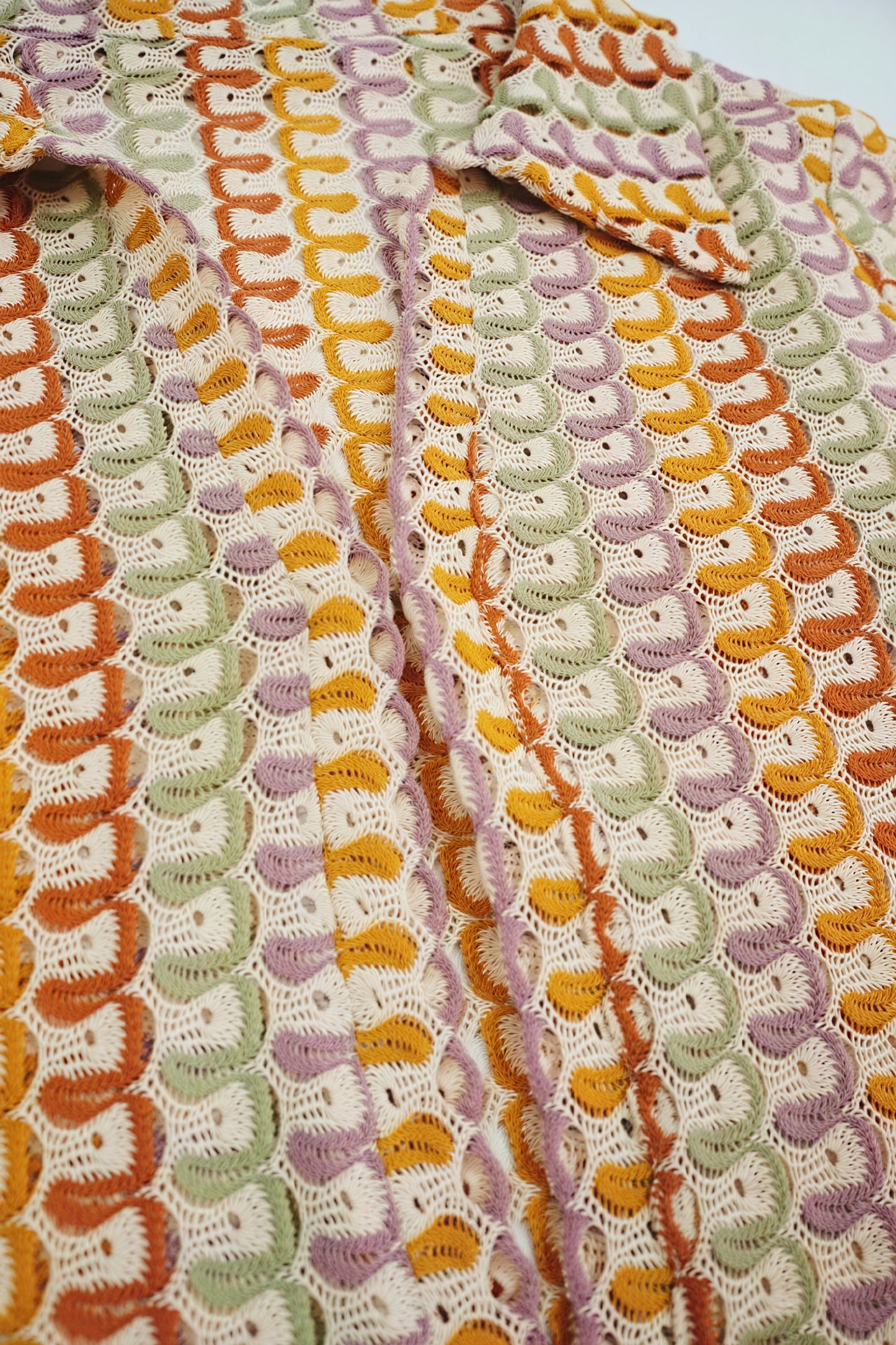 Maxikleid mit Muster, V-Ausschnitt & Ärmel