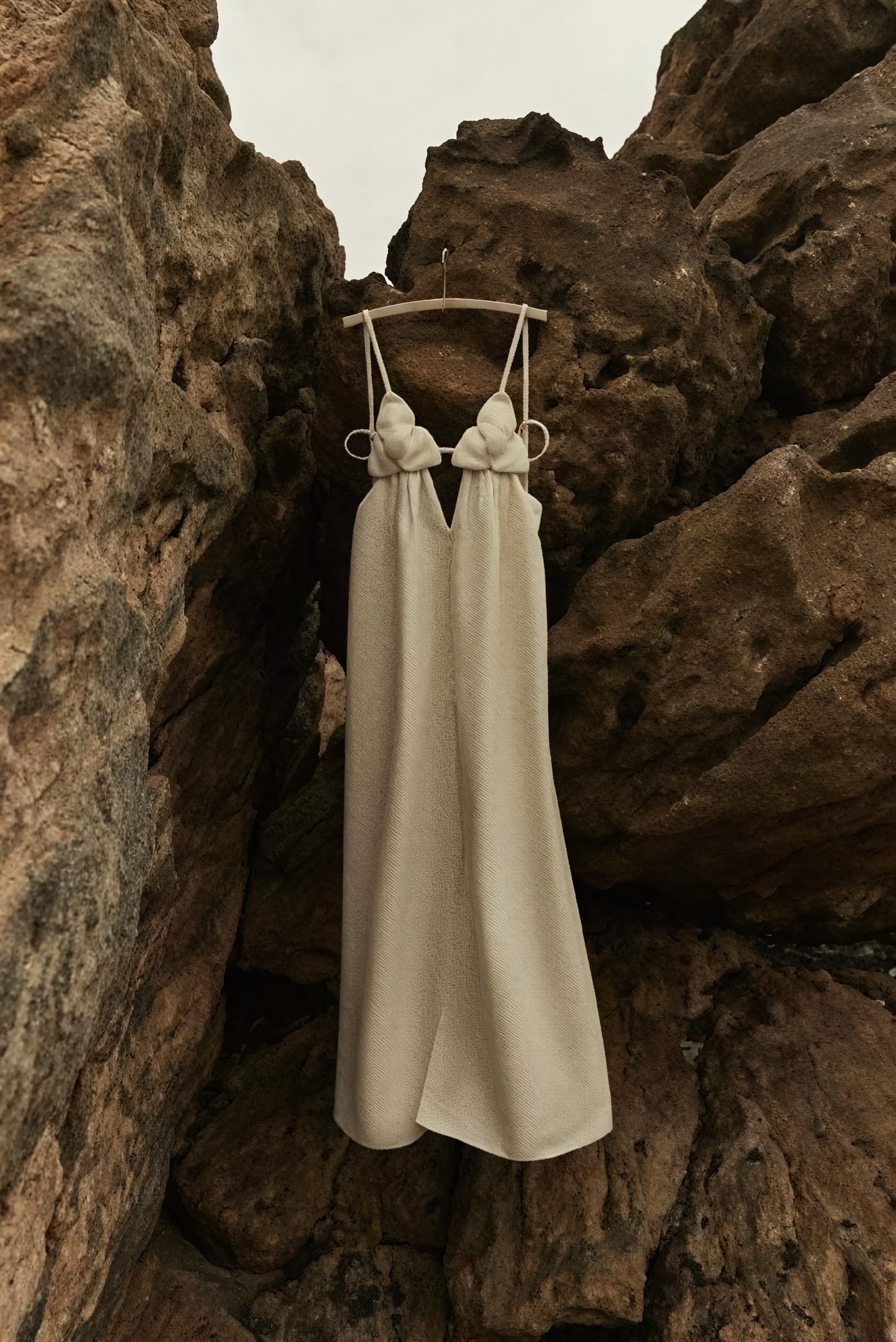 Maxikleid mit floralen Details und Schlitz