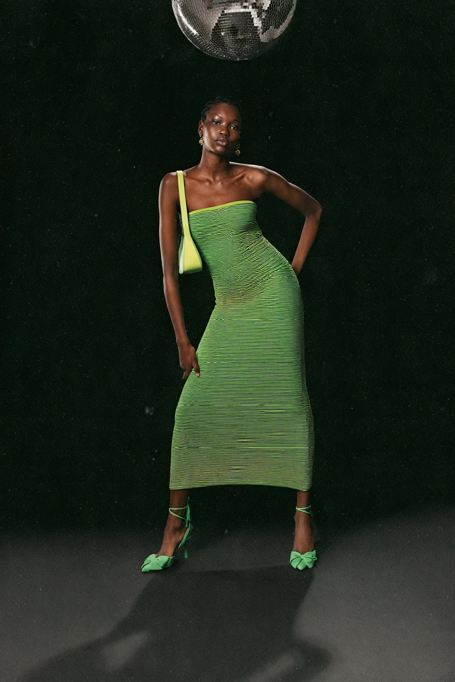 Figurbetontes Streifen-Midikleid