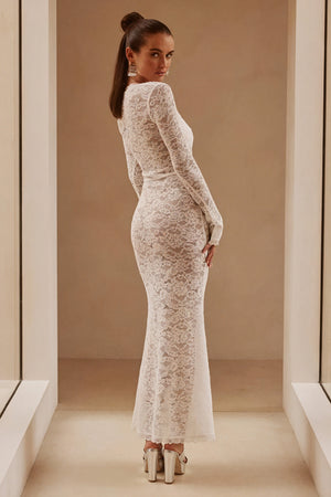 Spitzenkleid mit Eck-Ausschnitt und langen Ärmeln