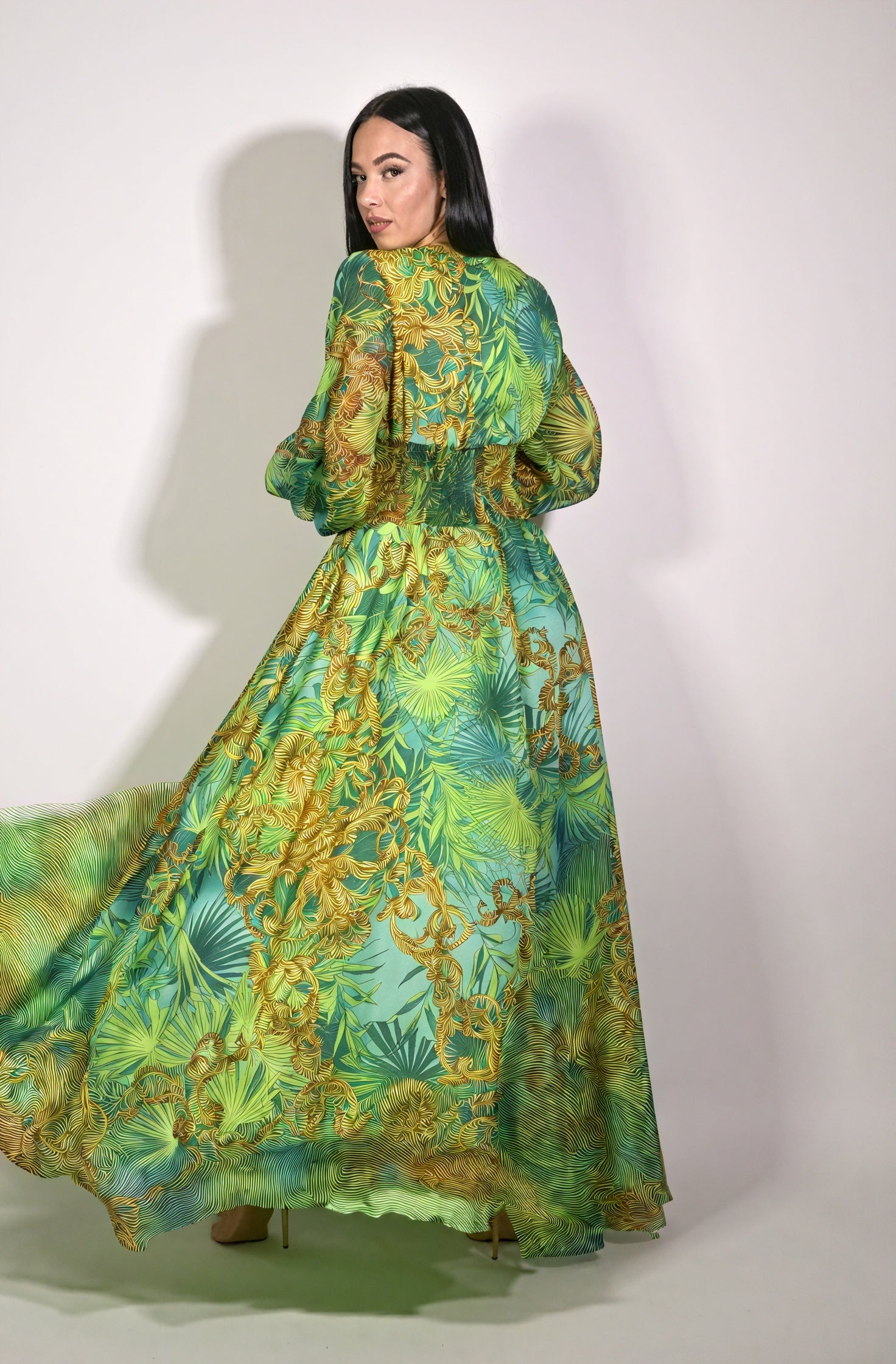 Abstraktes Maxikleid mit tiefem Ausschnitt