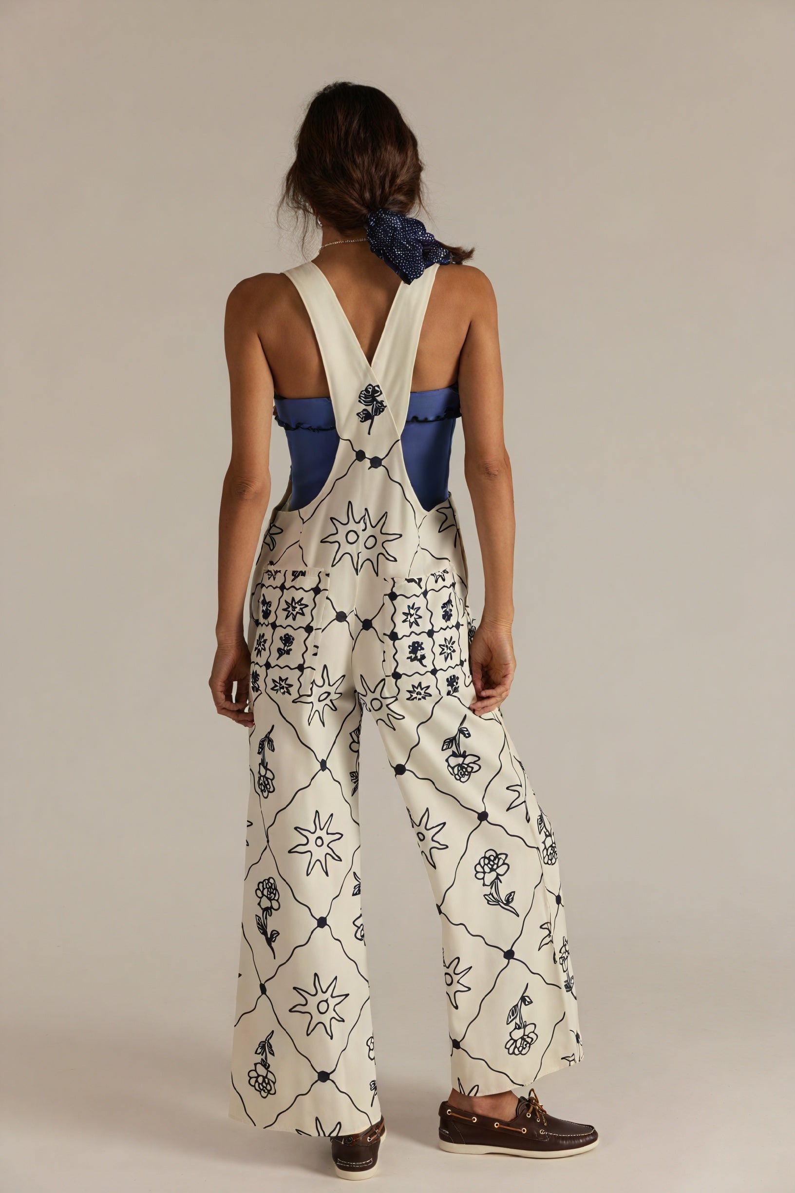 Gemusterte Latzhose - Weites Bein, Creme