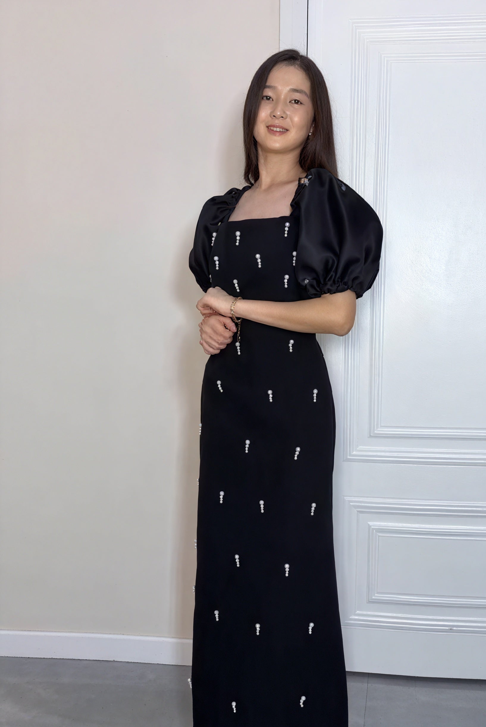 Figurbetontes Midi-Kleid mit Puffärmeln