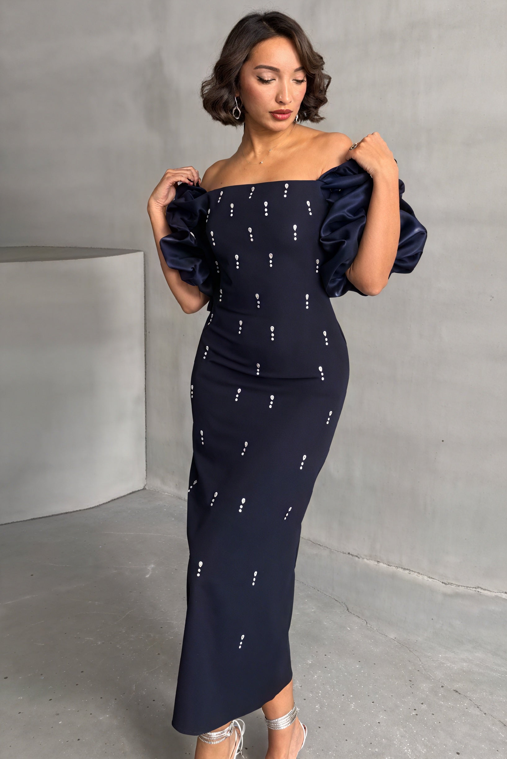 Figurbetontes Midi-Kleid mit Puffärmeln