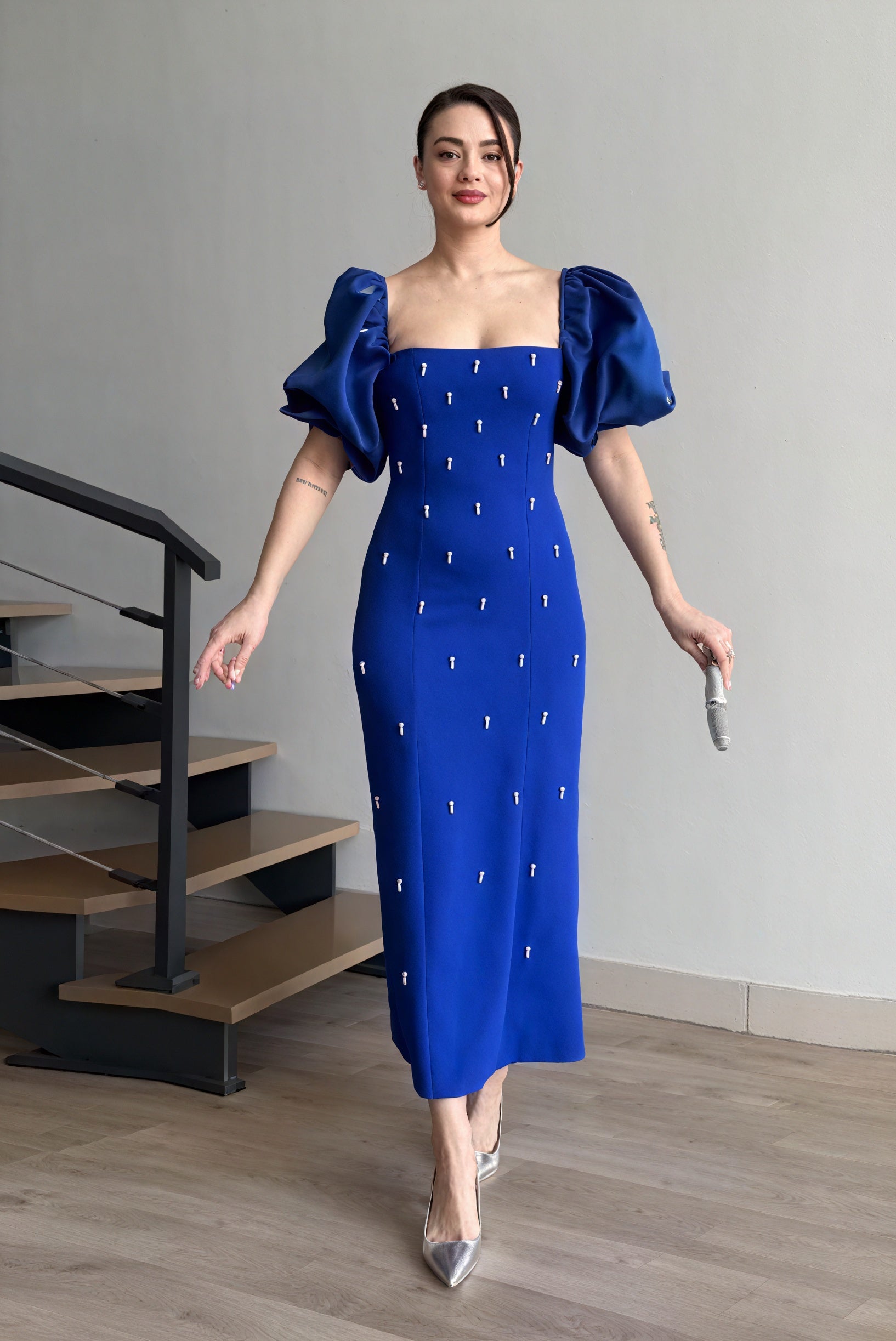 Figurbetontes Midi-Kleid mit Puffärmeln