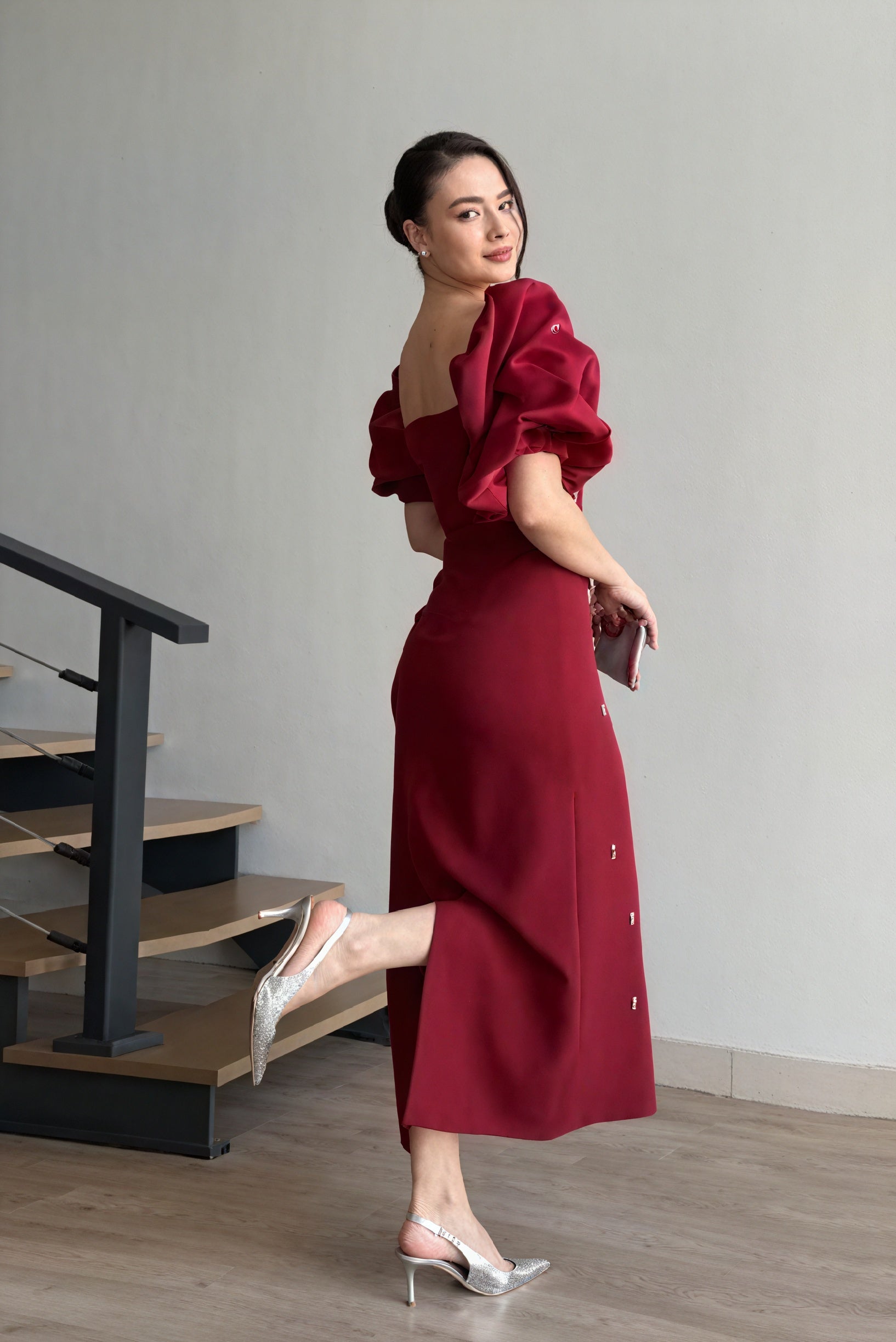 Figurbetontes Midi-Kleid mit Puffärmeln