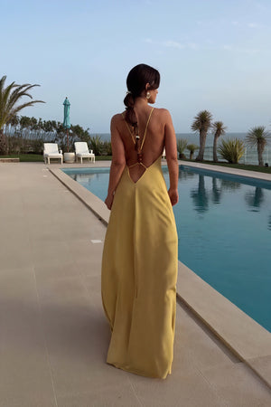 Fließendes Kleid mit tiefem V-Ausschnitt