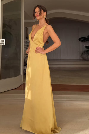 Fließendes Kleid mit tiefem V-Ausschnitt