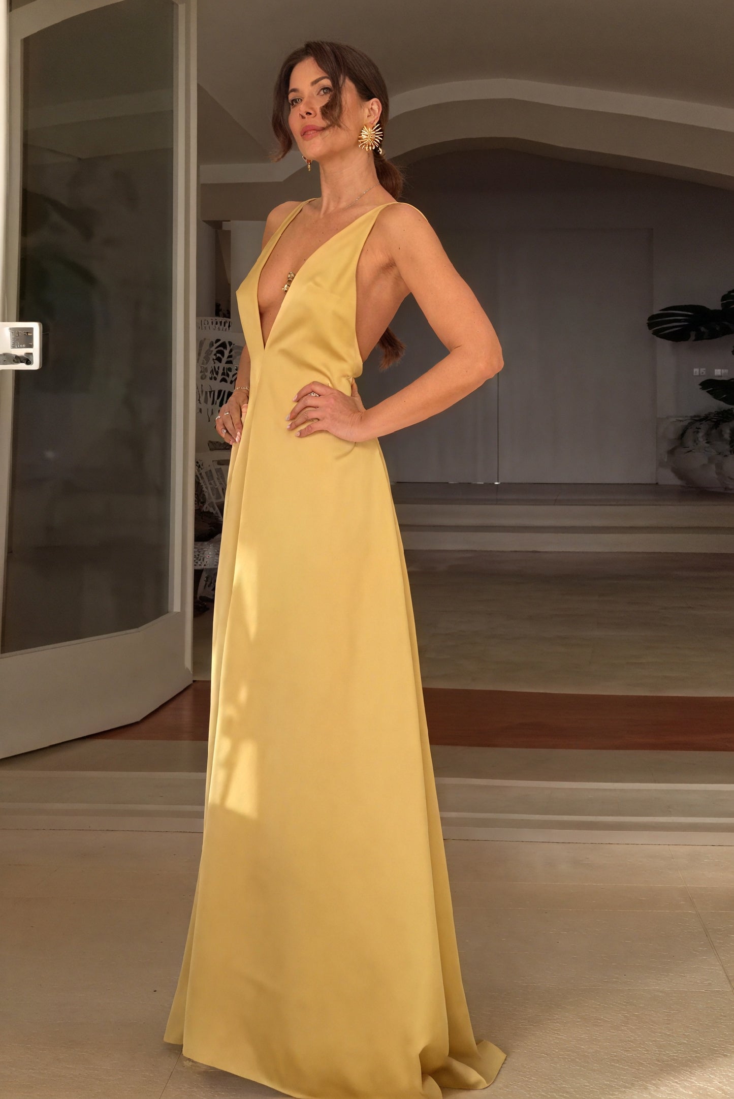 Fließendes Kleid mit tiefem V-Ausschnitt