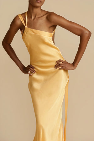 Asymmetrisches Abendkleid mit One-Shoulder-Schnitt