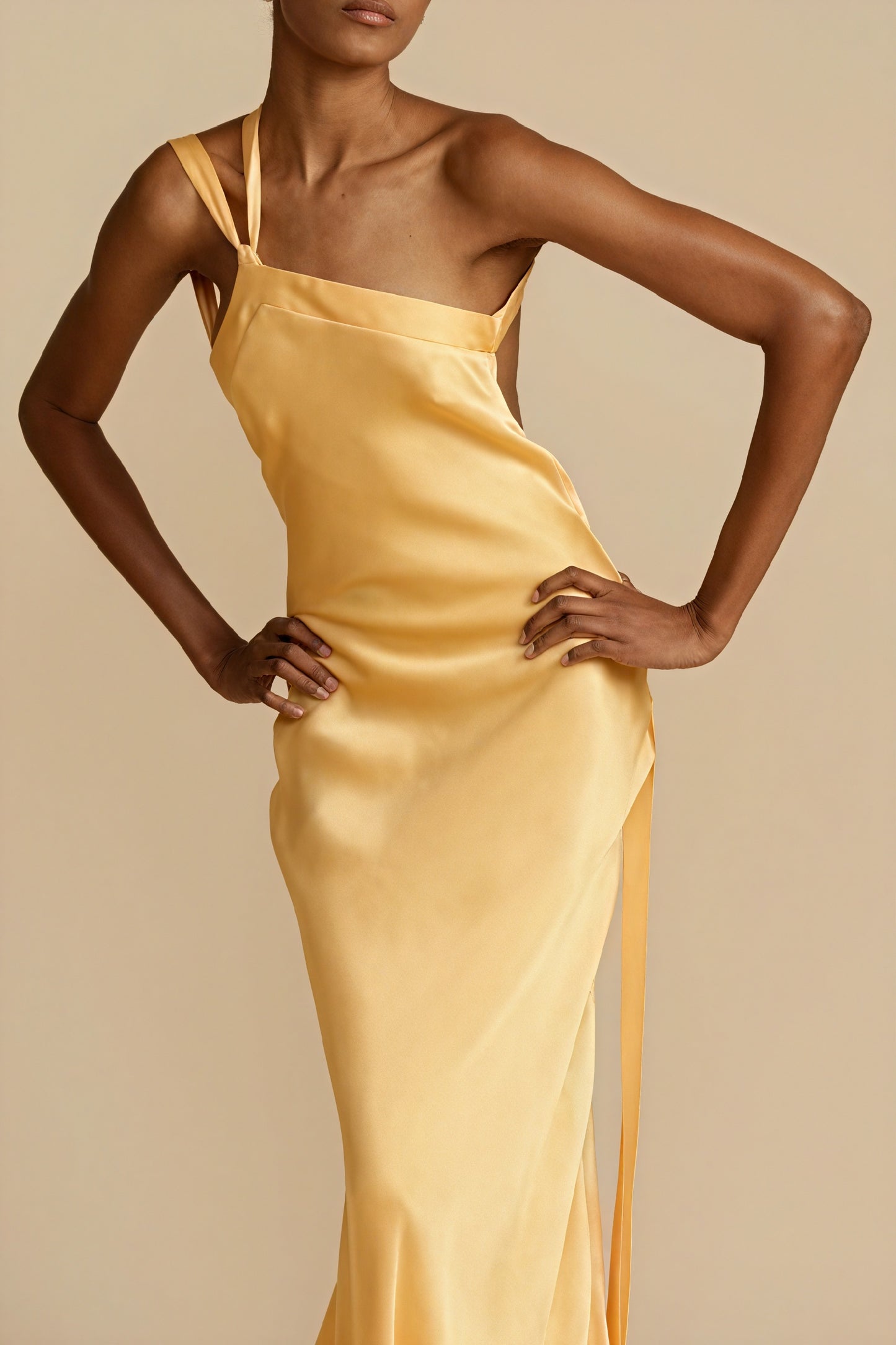 Asymmetrisches Abendkleid mit One-Shoulder-Schnitt