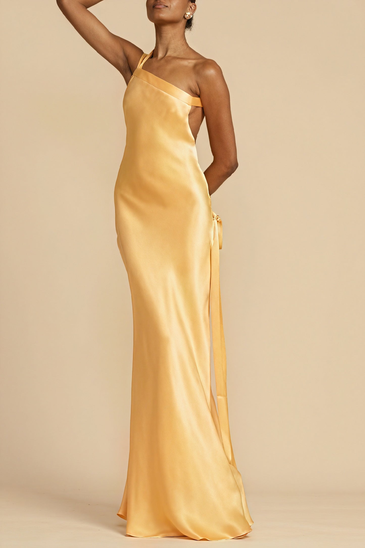 Asymmetrisches Abendkleid mit One-Shoulder-Schnitt