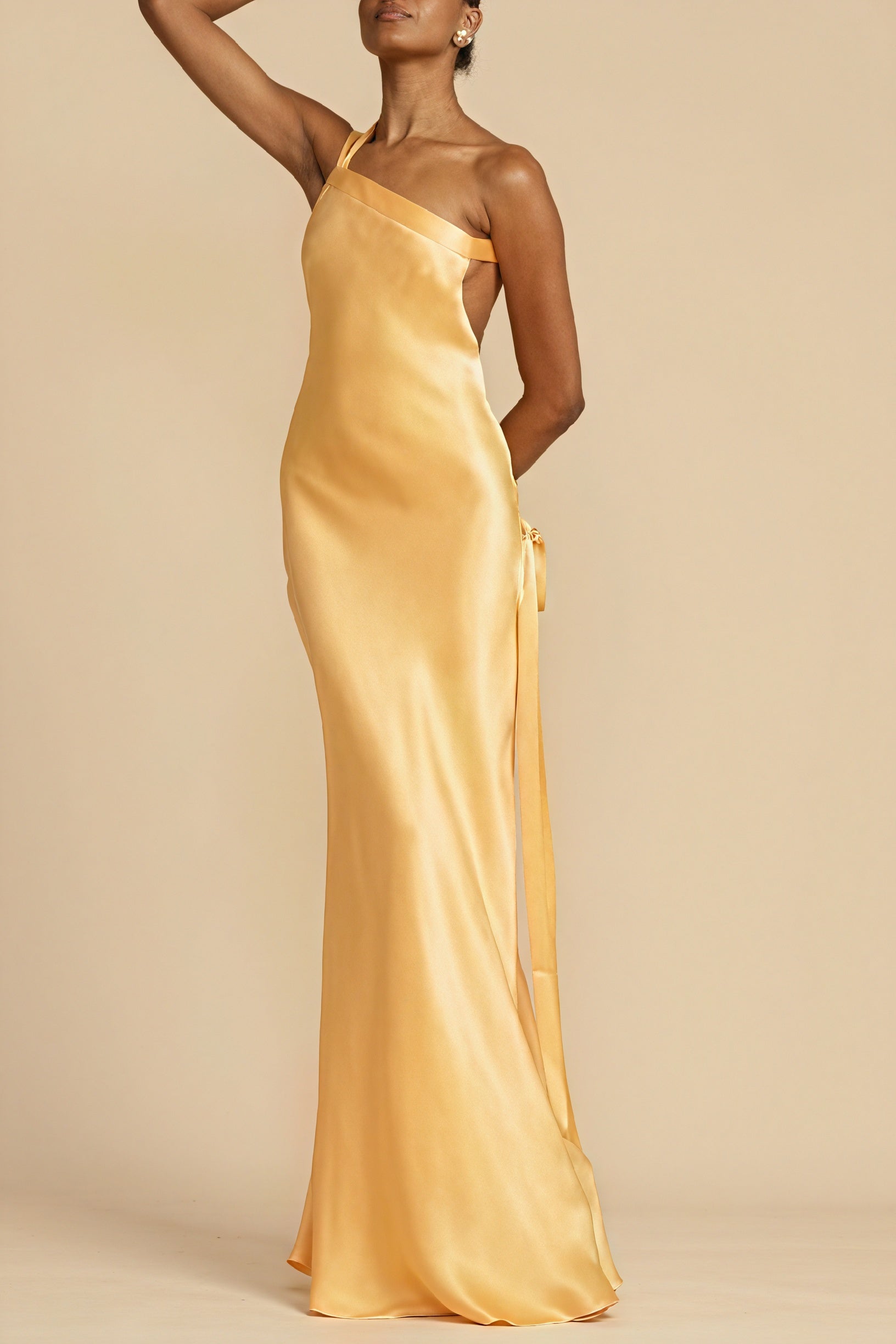 Asymmetrisches Abendkleid mit One-Shoulder-Schnitt