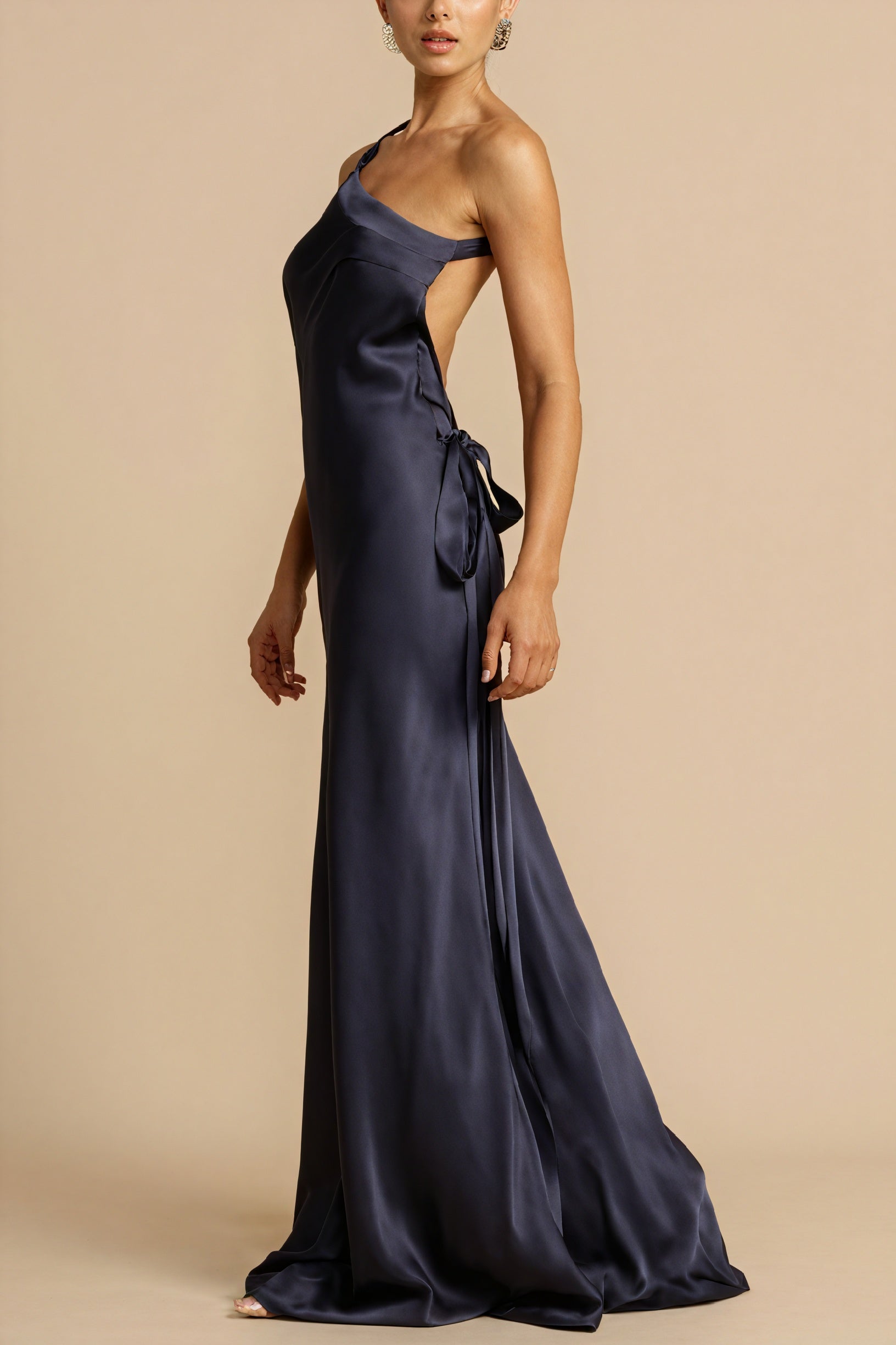 Asymmetrisches Abendkleid mit One-Shoulder-Schnitt