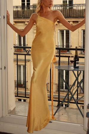 Asymmetrisches Abendkleid mit One-Shoulder-Schnitt