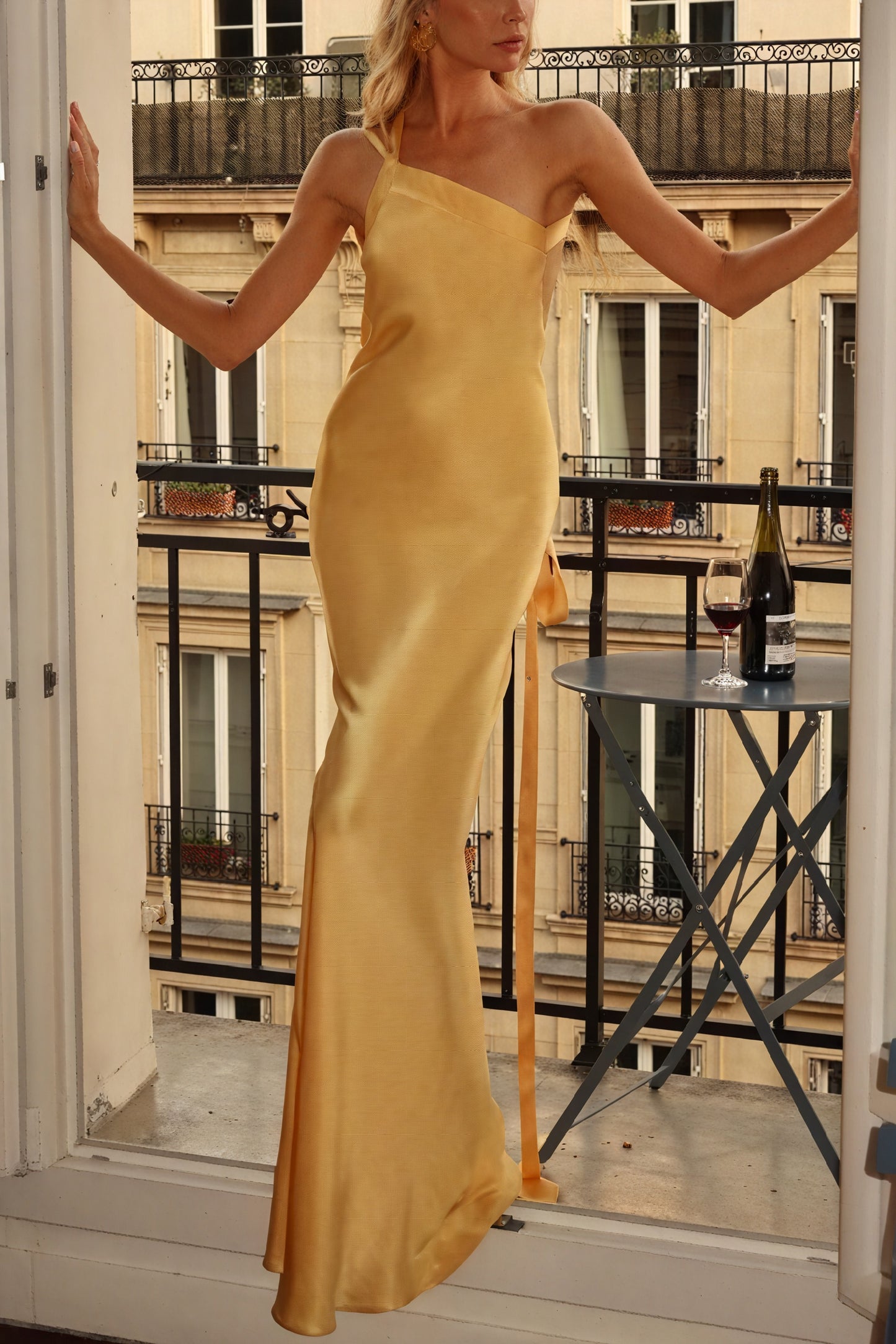 Asymmetrisches Abendkleid mit One-Shoulder-Schnitt