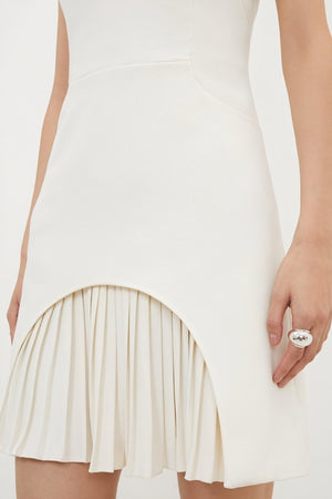 Minimalistisches Kleid mit plissiertem Detail