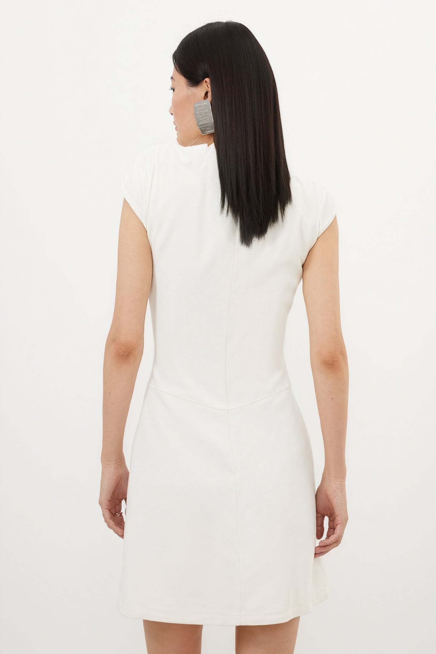 Minimalistisches Kleid mit plissiertem Detail